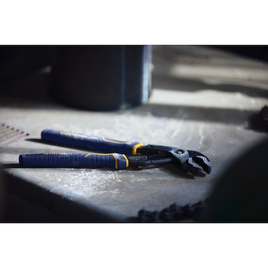 IRWIN¨ TRADE STRONGª VISE-GRIP¨ GROOVELOCKª V-Jaw Pliers Plumbing Environment