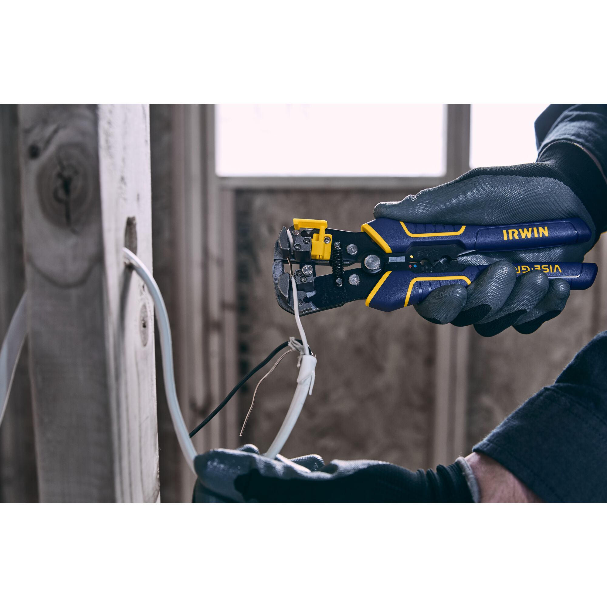 Self-Adjusting Wire Stripper | IRWIN