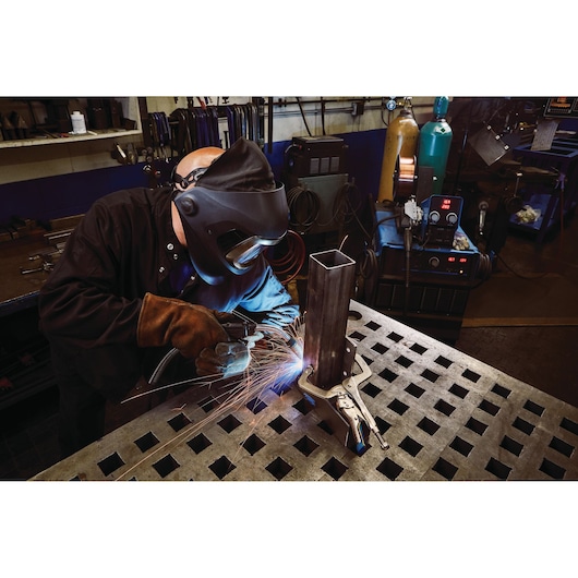 New Fast Release™ Locking Clamp With Swivel Pads