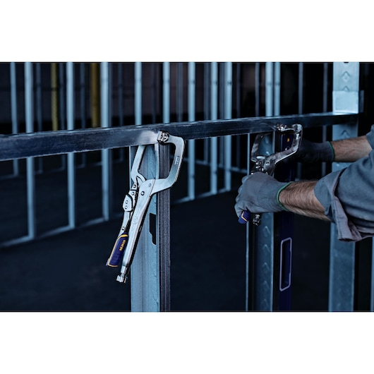 New Fast Release™ Locking Clamp With Swivel Pads