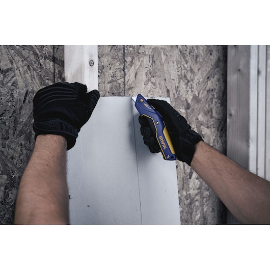 IRWIN® 6 3/4 in. Retractable Utility Knife Application